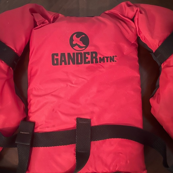 Child’s Red Gander mountain life vest. - Picture 3 of 3